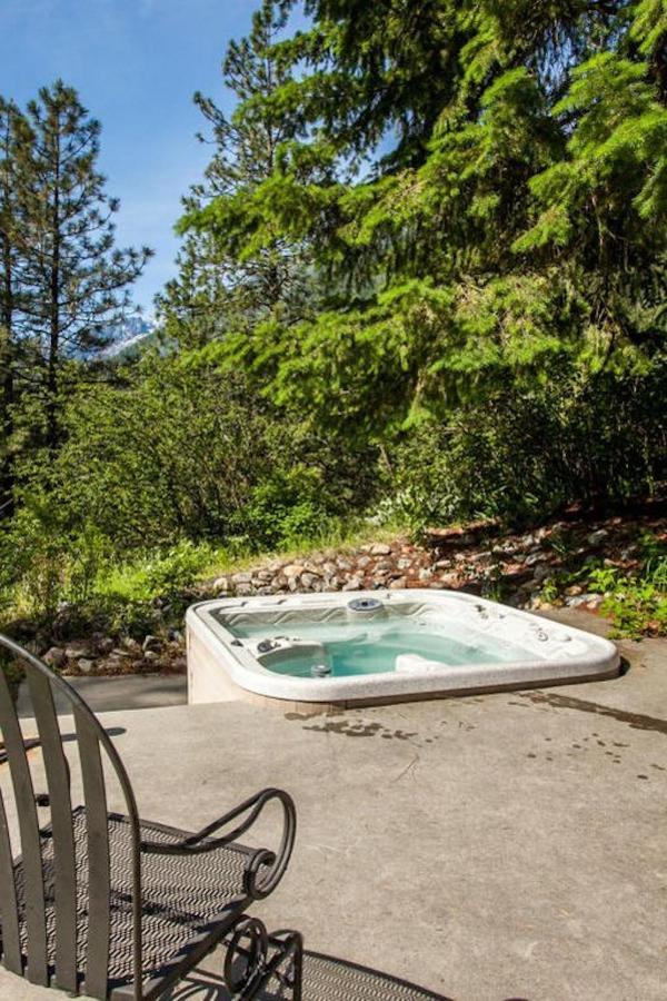 Snowgrass Lodge - River, Mountain Views & Hot Tub Leavenworth Exterior photo