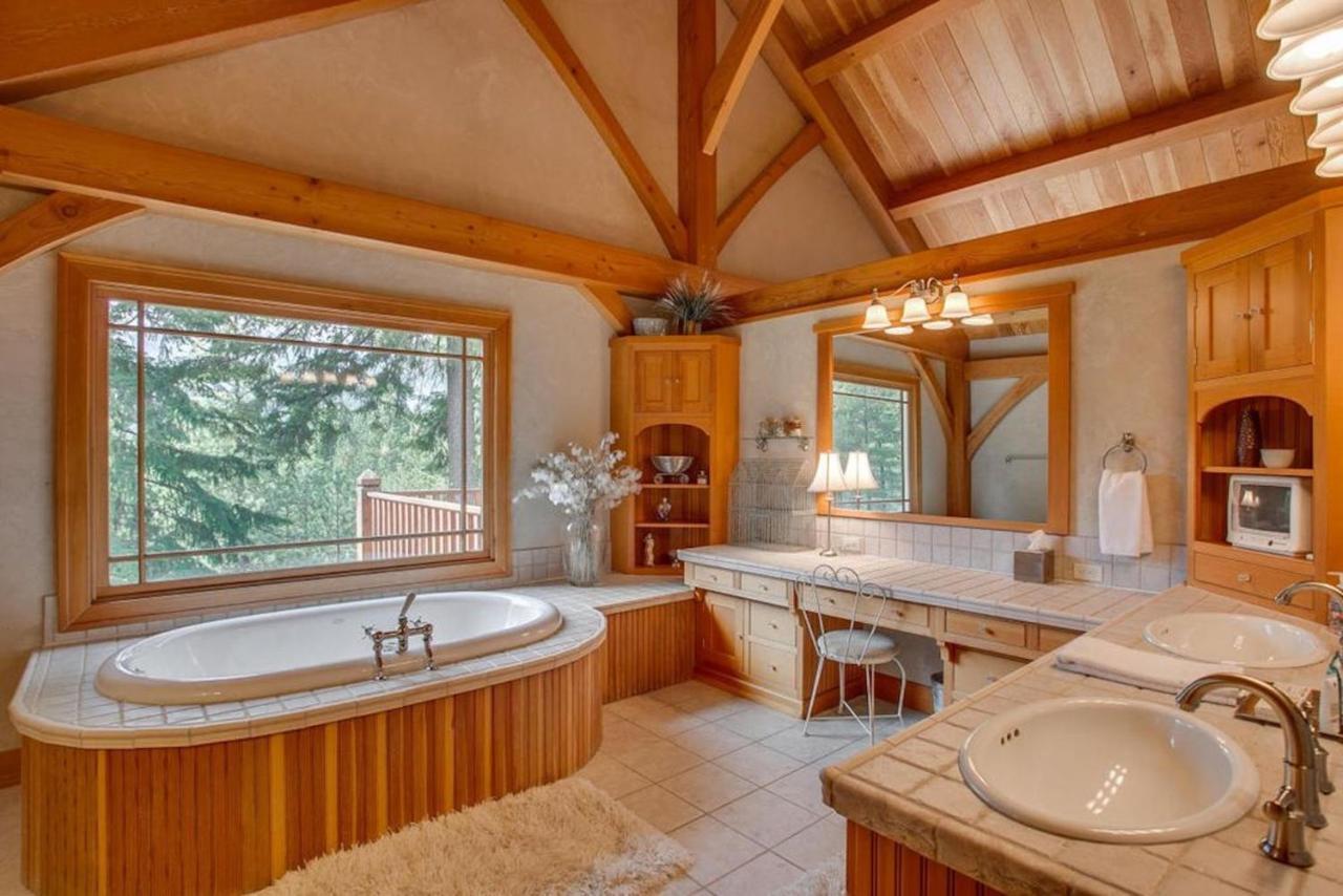 Snowgrass Lodge - River, Mountain Views & Hot Tub Leavenworth Exterior photo